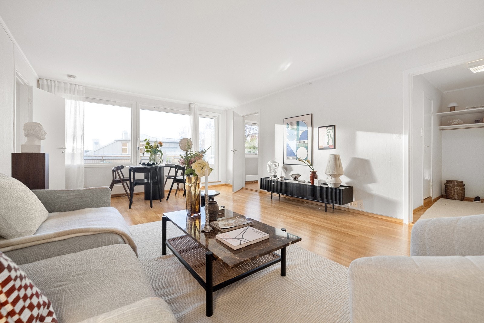 Lys og romslig stue med rikelig plass til sofagruppe og øvrig møblement. Galleribilde