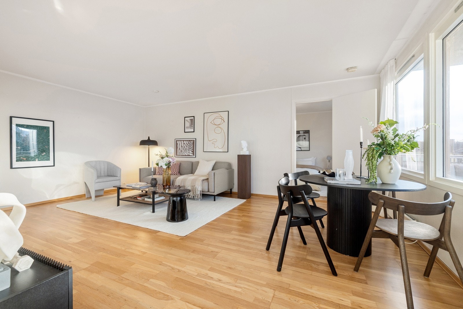 Det er lagt parkett på gulv og veggene er lysmalte. Galleribilde