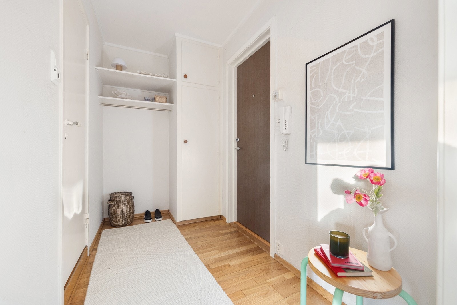 Entréen fremstår lys, med praktisk garderobeløsning. Galleribilde