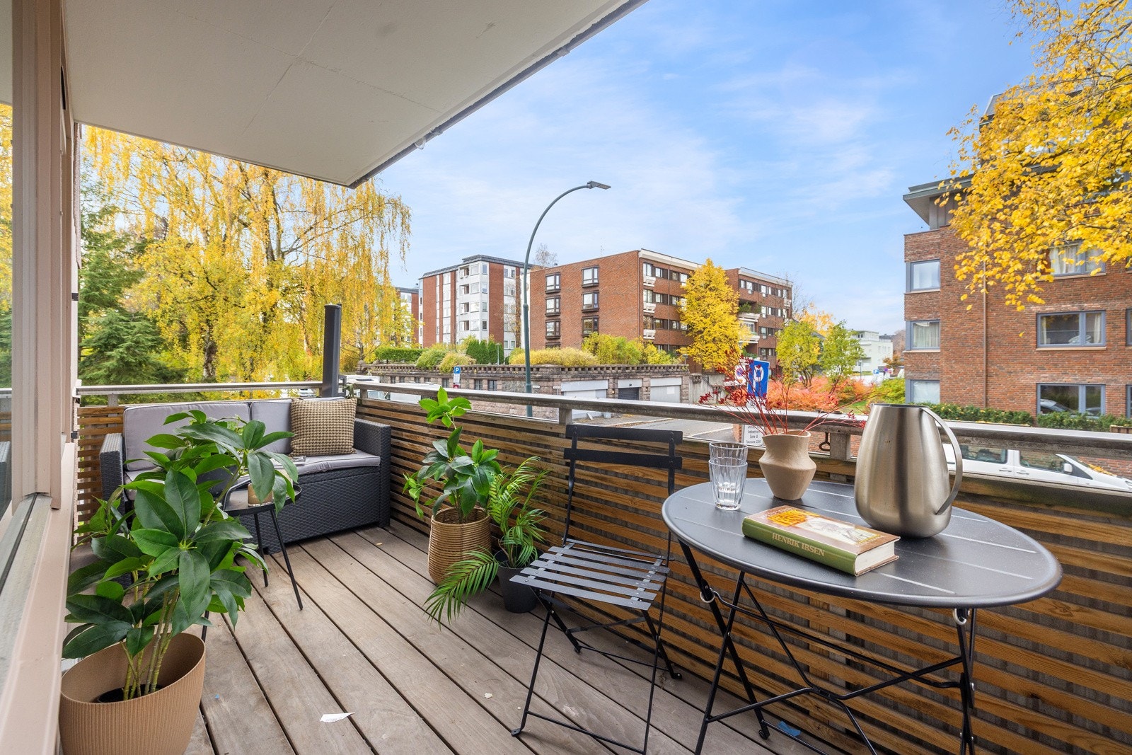 Inspirasjonsbilde fra en annen balkong i bygget som har lagt trespiler. Galleribilde