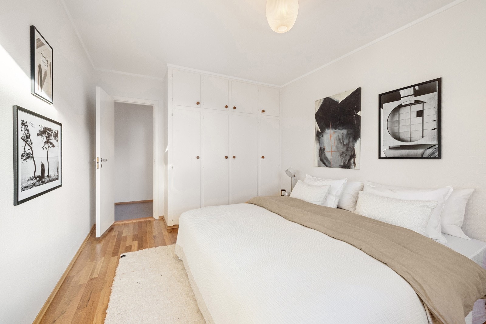 Innredet med garderobeskap som følger med salget. Galleribilde