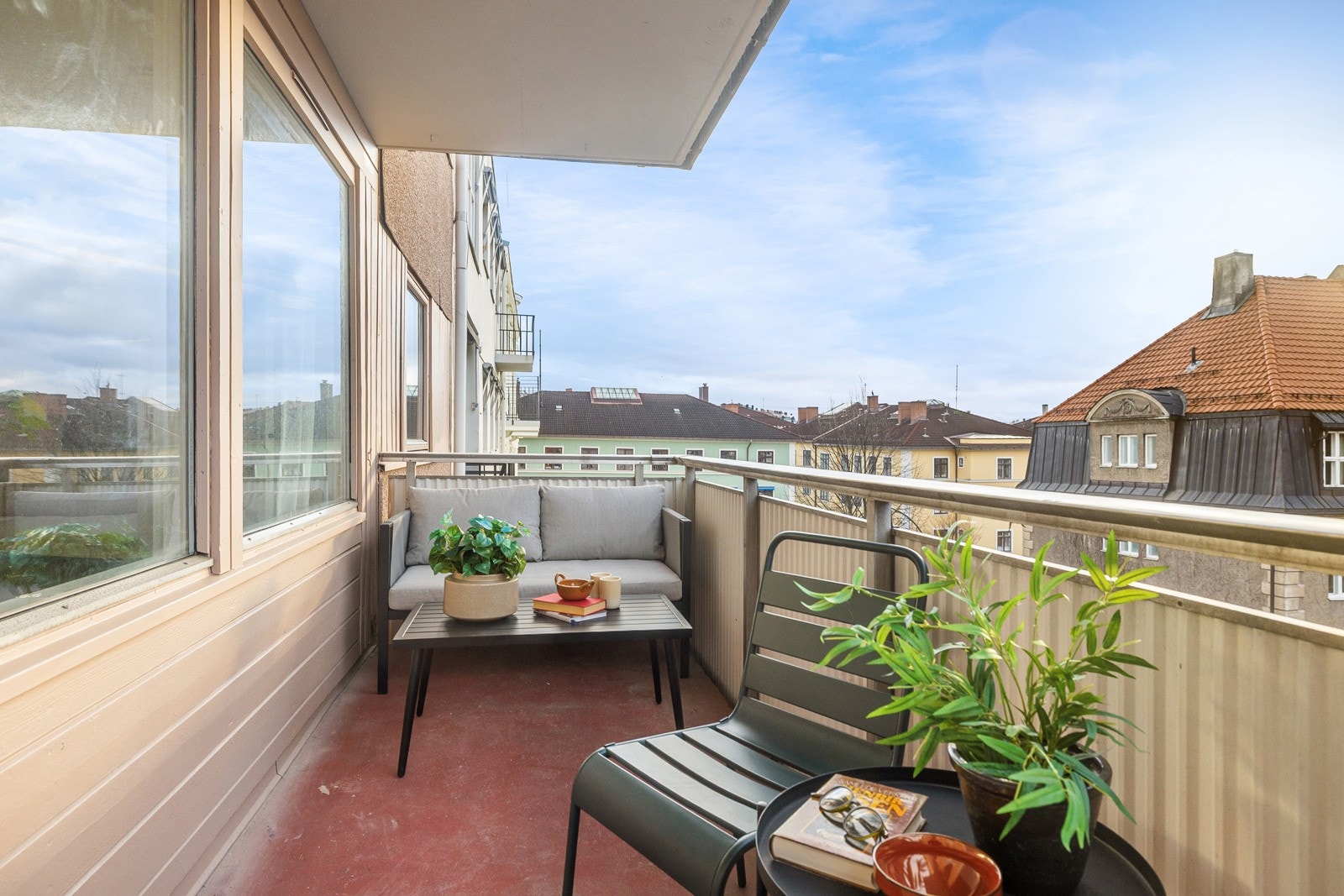 Fra stuen er det utgang til en romslig sørvendt balkong med gode solforhold. Galleribilde