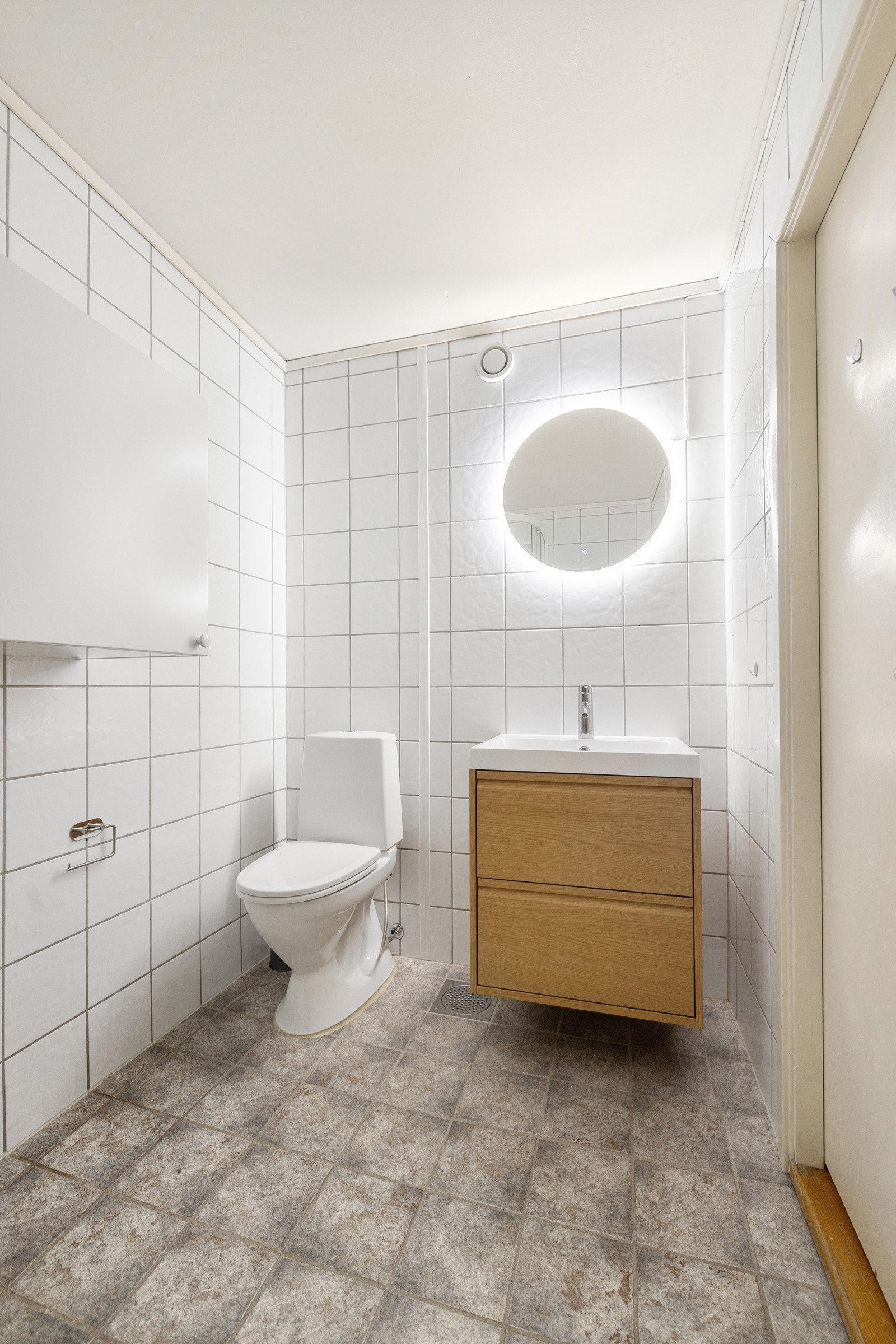 Badet har flott servantskap og moderne speil med belysning fra 2025. Galleribilde