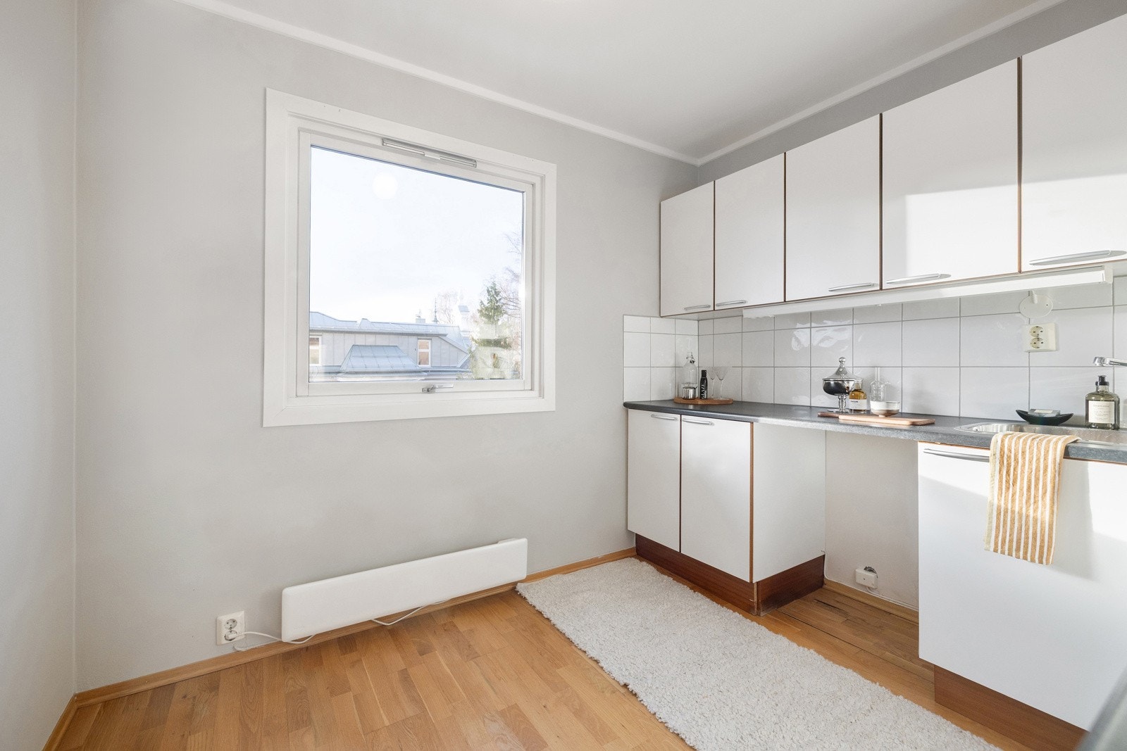 Varmtvannsbereder er montert i benkeskap. Innredning med kullfiltervifte og felles mekanisk avtrekk. Galleribilde