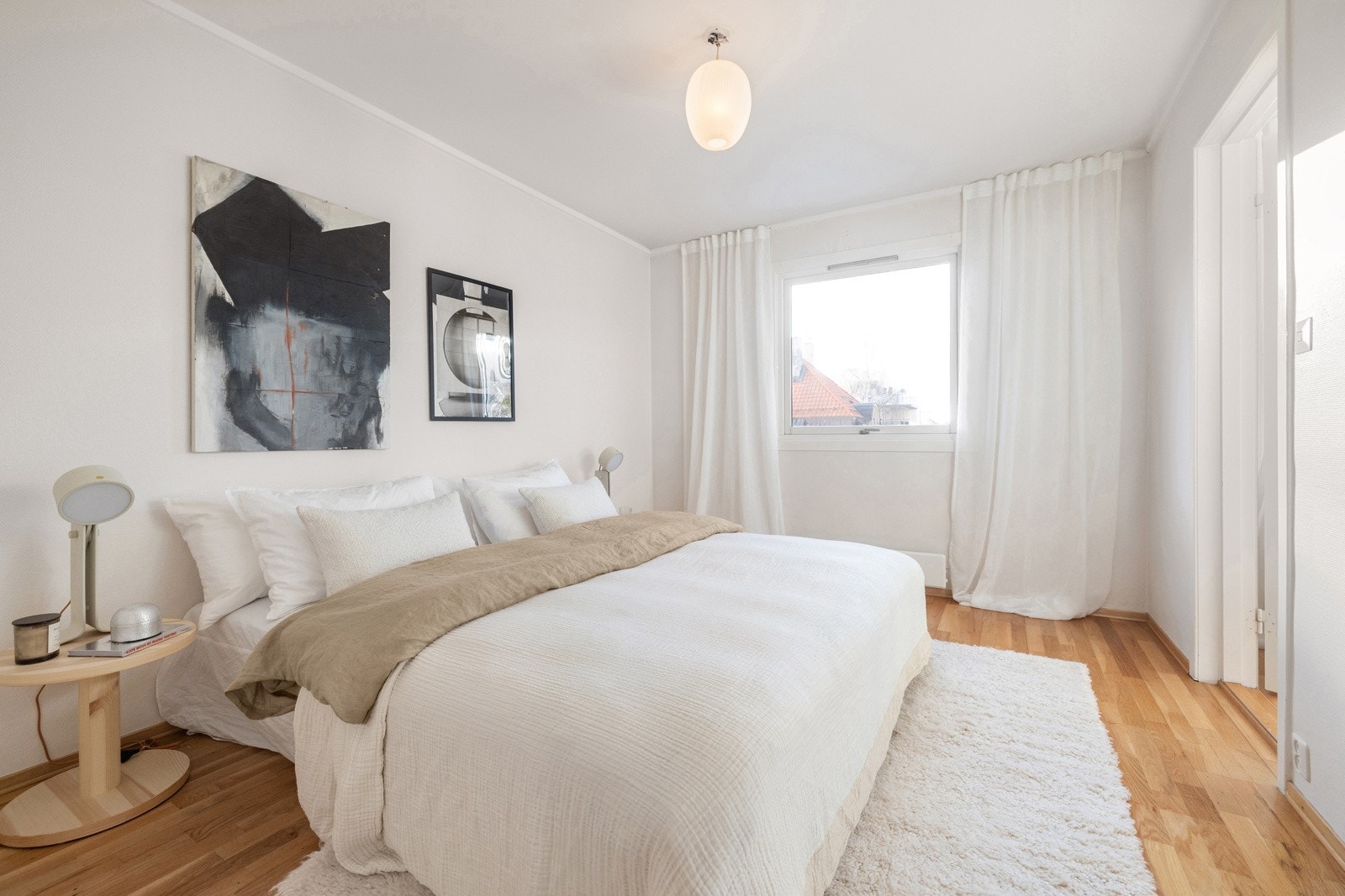 Romslig soverom med god plass til dobbeltseng med nattbord på hver side. Galleribilde