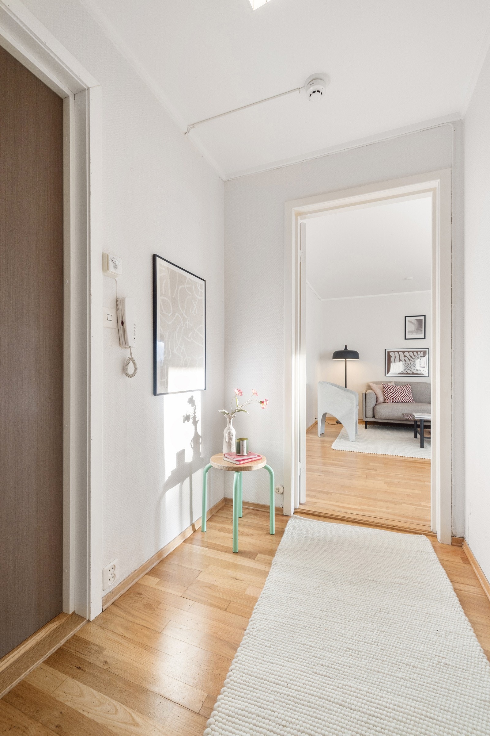 Velkommen inn - Leiligheten har en god intern beliggenhet i byggets 4. etasje, med heis direkte til leilighetsplan. Galleribilde