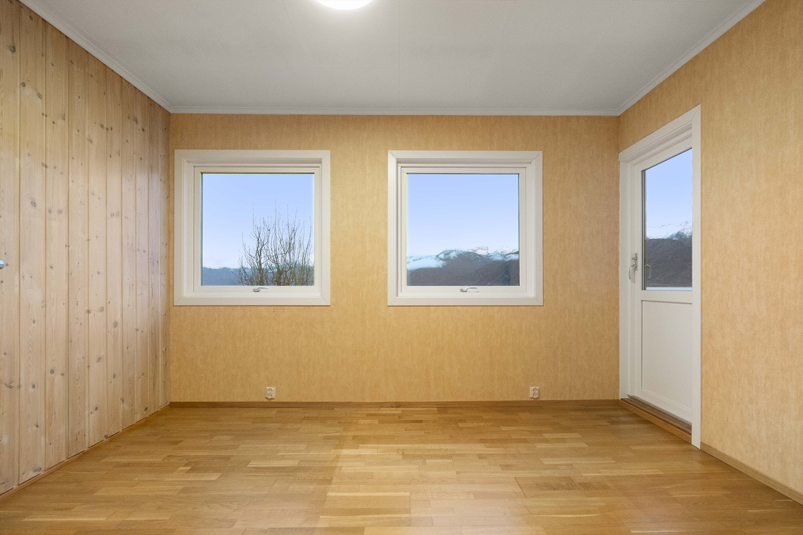 Soverom 2 av 4, dette med adkomst ut til balkong i fasade mot sør Galleribilde