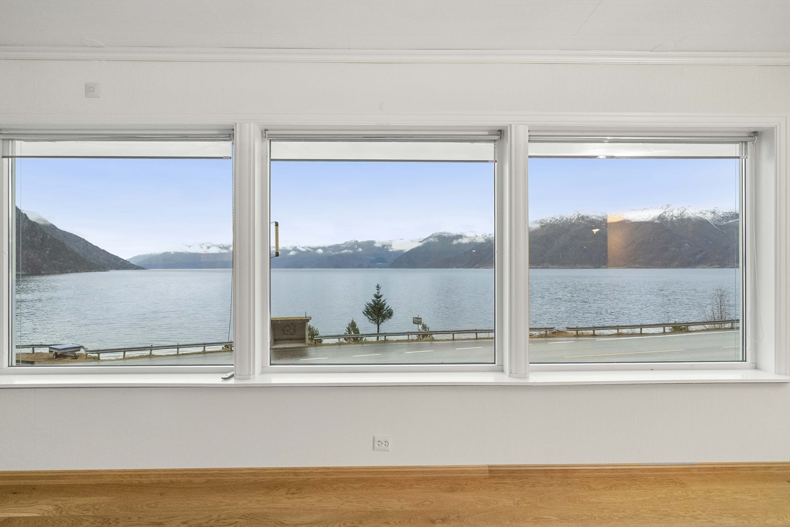 Store vindu mot sør med utsikt over Sognefjorden Galleribilde