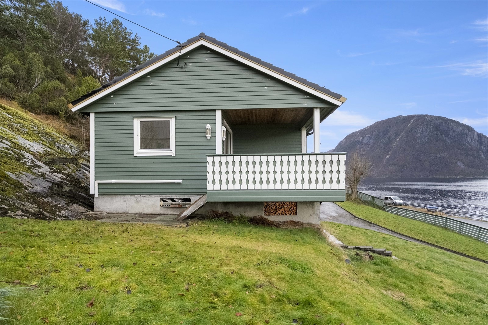 Fra verandaen ved stova er det adkomst ned til hagen mot vest Galleribilde