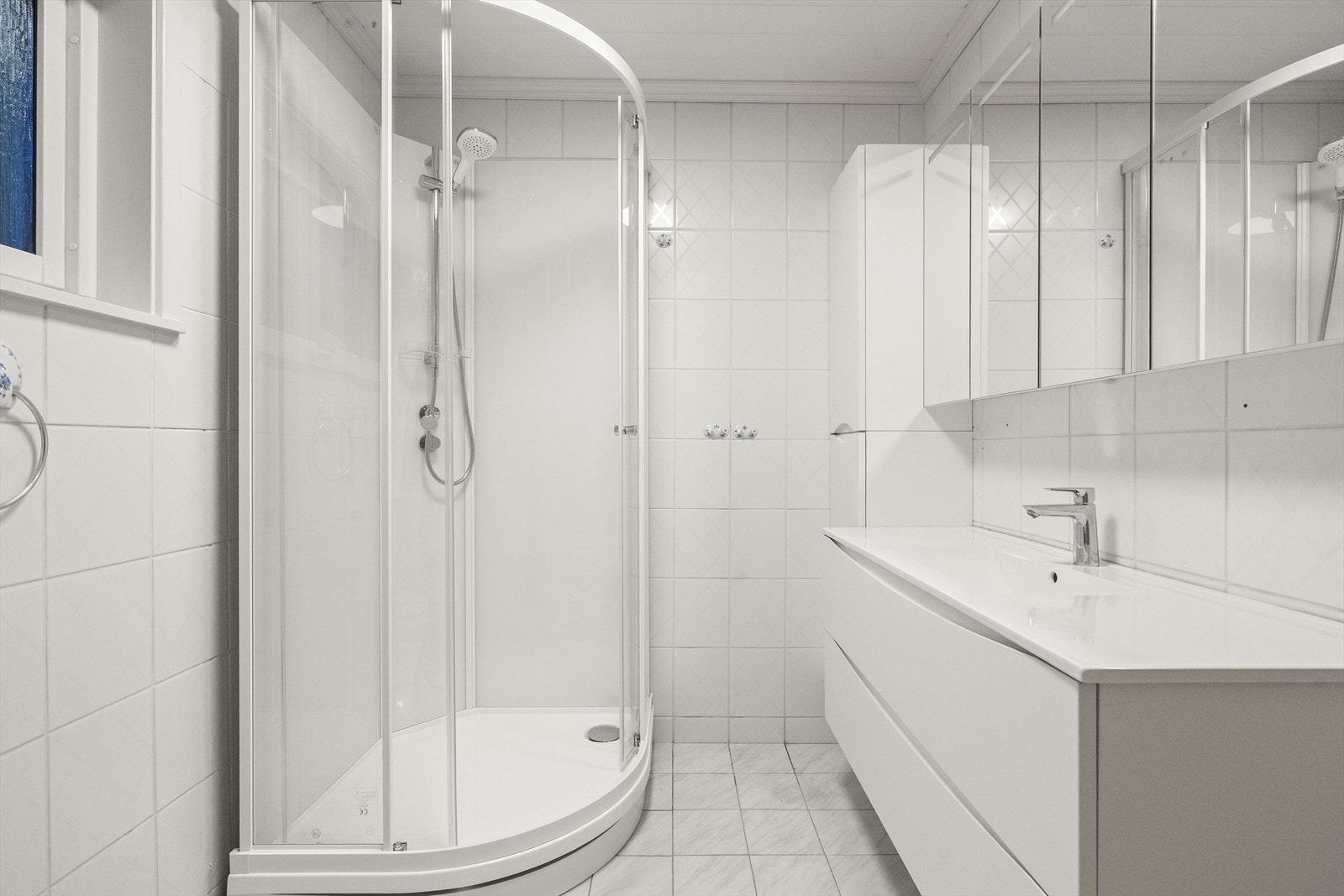 Badet er modernisert i 2025 med nytt dusjkabinett, baderomsinnredning, speilskap og klosett Galleribilde