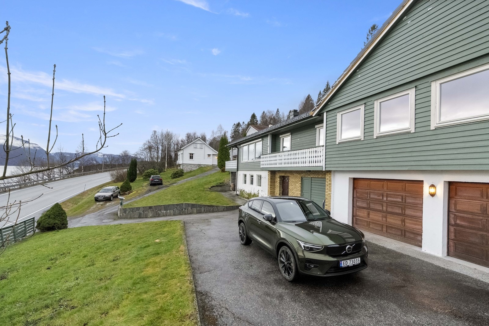 Eigedommen har ein fint opparbeida hage og tunplass framfor bustaden - parkering i dobbel garasje Galleribilde