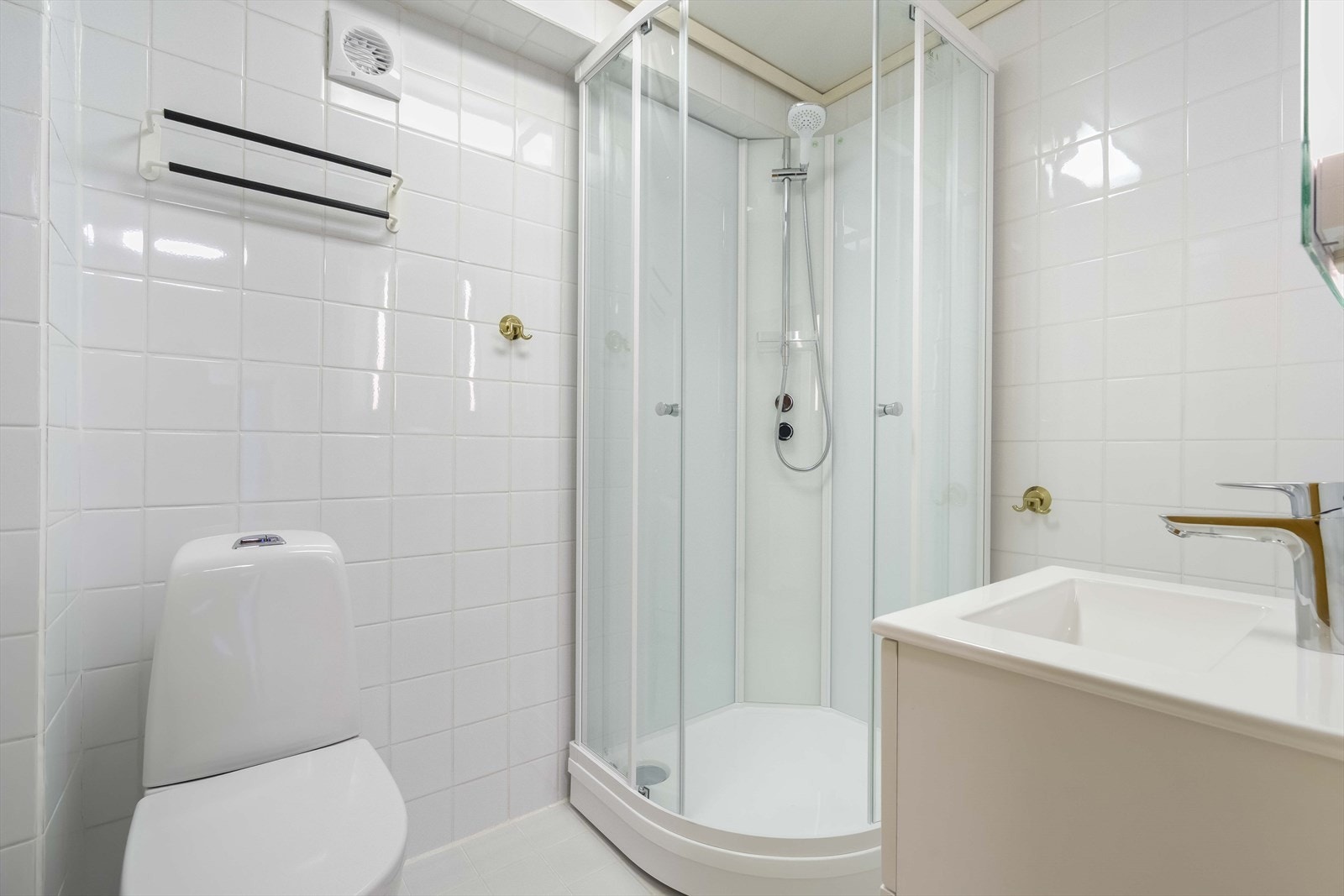 Flislagt bad i underetasjen med varmekablar i golvet Galleribilde