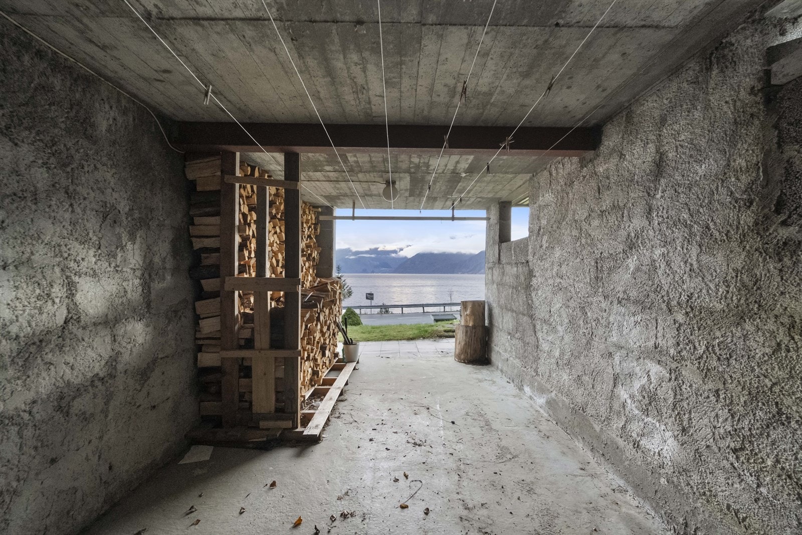 Takoverbygd uteplass ved vaskerommet Galleribilde