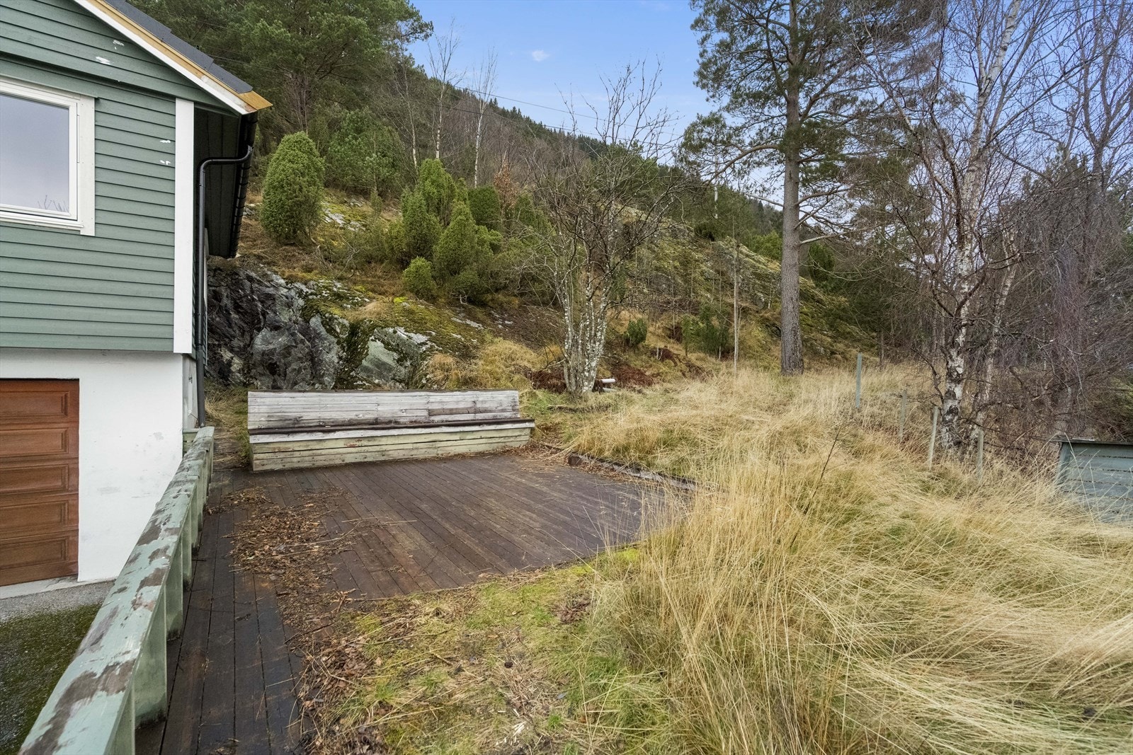 Det er også terrasse ved østenden av huset Galleribilde
