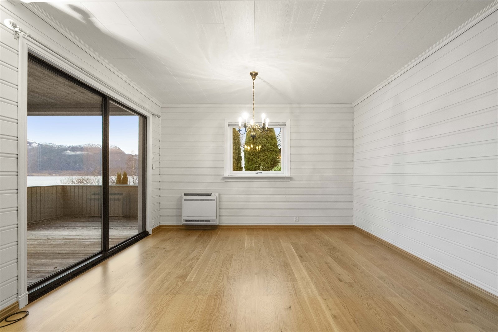 Frå stova er det adkomst ut til veranda Galleribilde