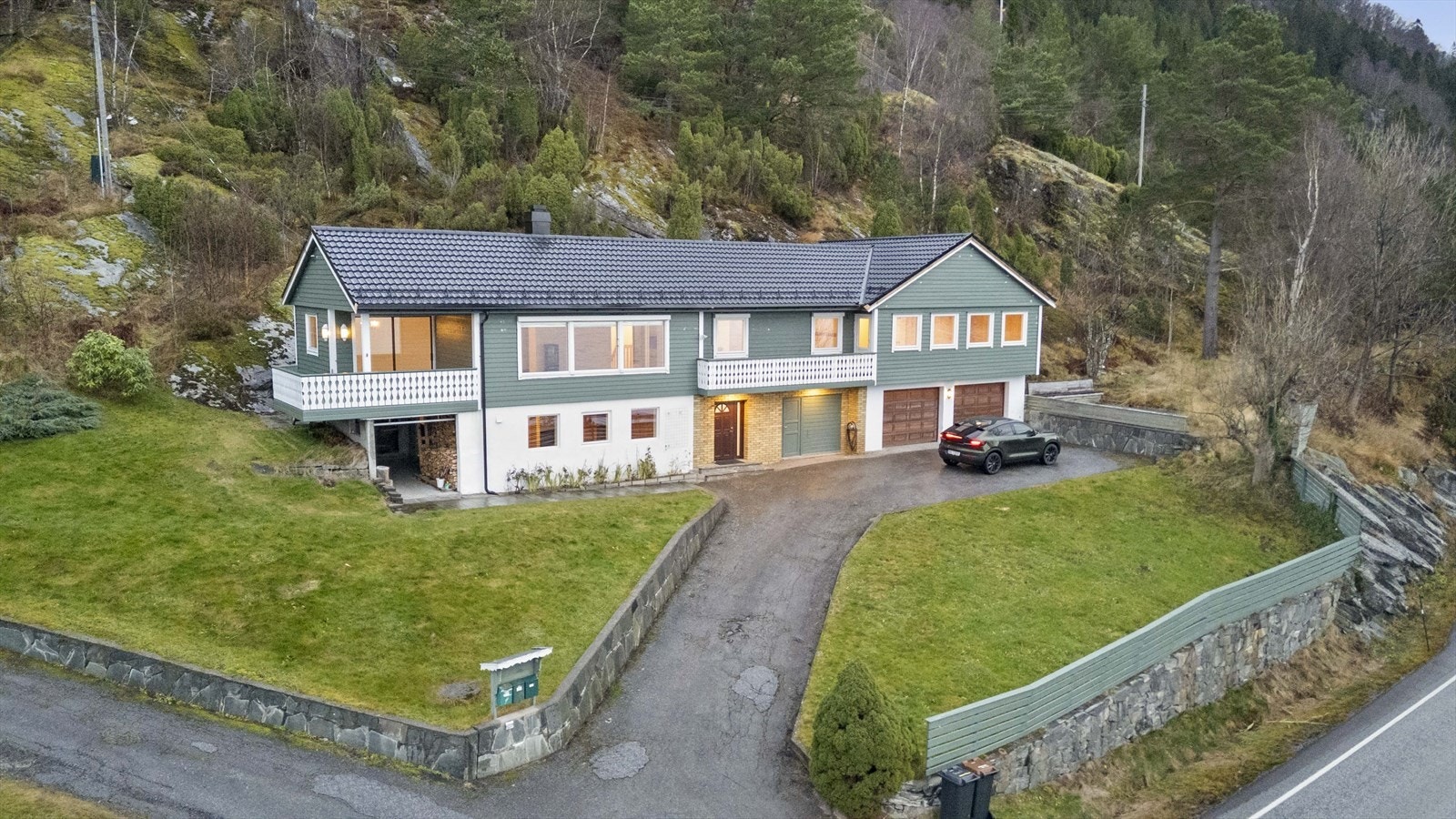 Romsleg einebustad med dobbel garasje og fint opparbeida hage Galleribilde