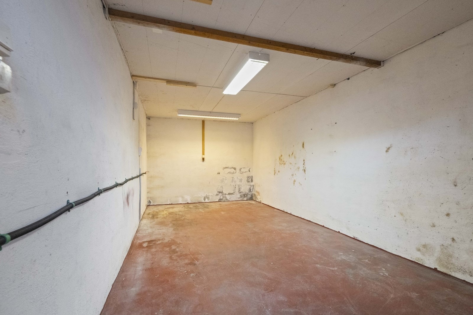 Bod / gammal garasje som er kledd igjen - her er varmekablar i golv og vassuttak på vegg Galleribilde