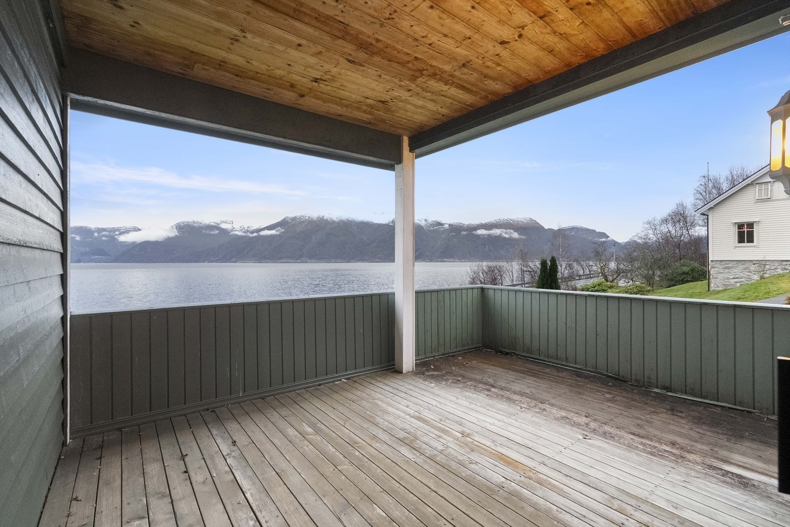 Delvis takoverbygd veranda med gode solforhold Galleribilde