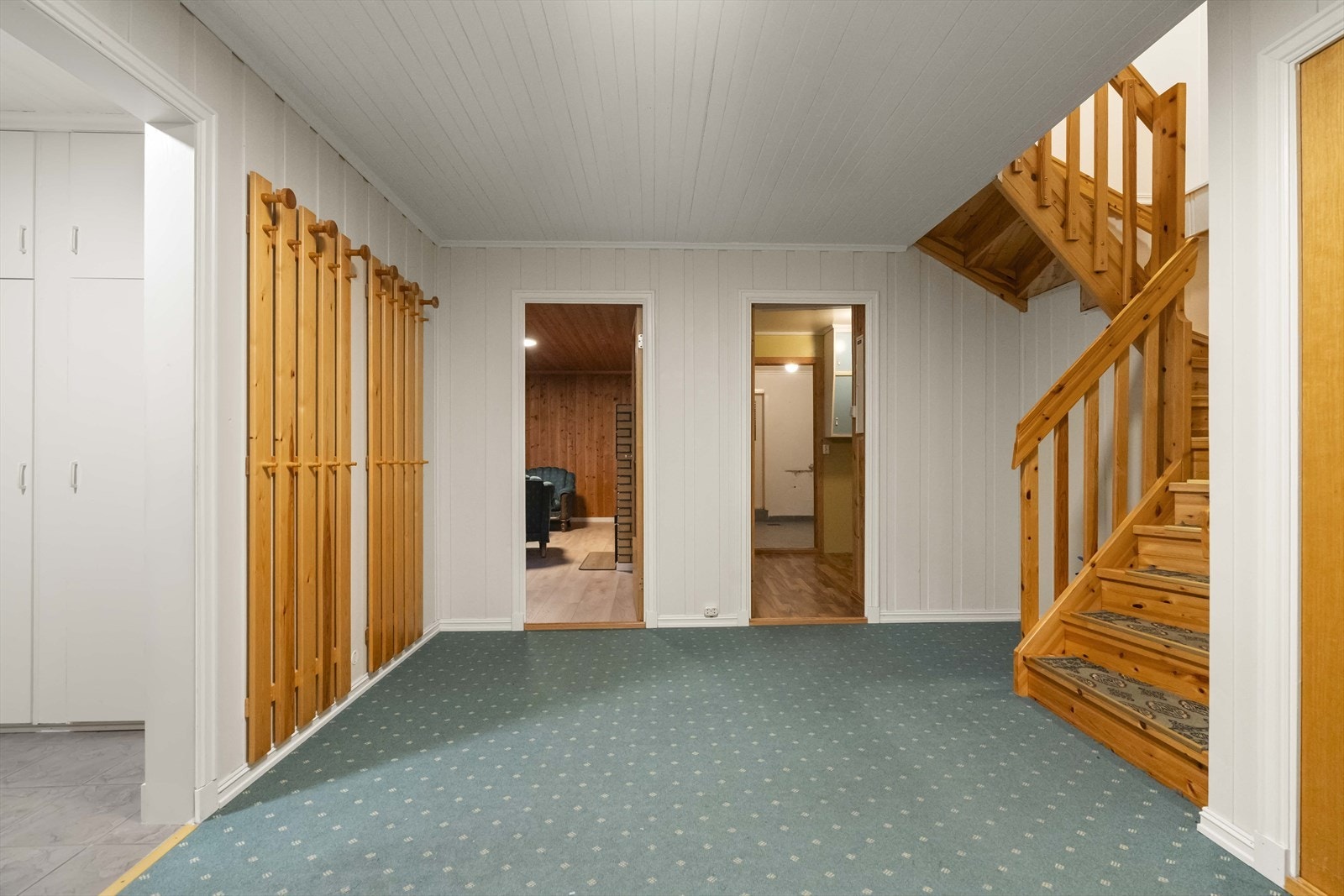 Trappegang i underetasjen - her er adkomst til kjellerstova, bod, bad og vaskerom Galleribilde