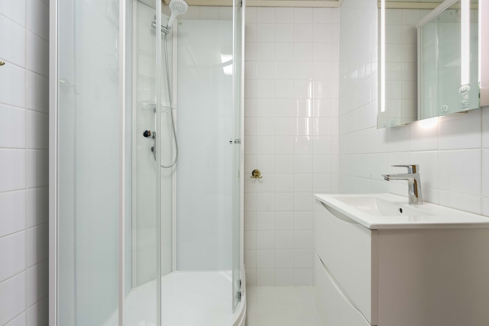 Badet er modernisert i 2025 med nytt dusjkabinett, klosett, baderomsinnredning og speil Galleribilde