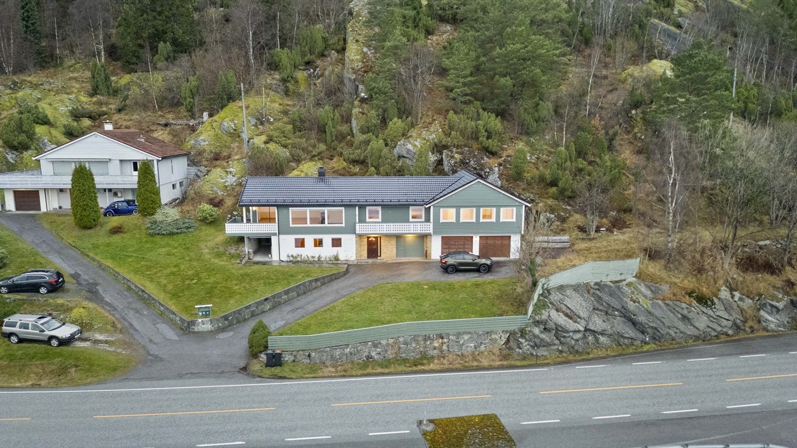 Bustaden er av god størrelse og rommar bla. 4 soverom, 2 stuer og 2 bad Galleribilde