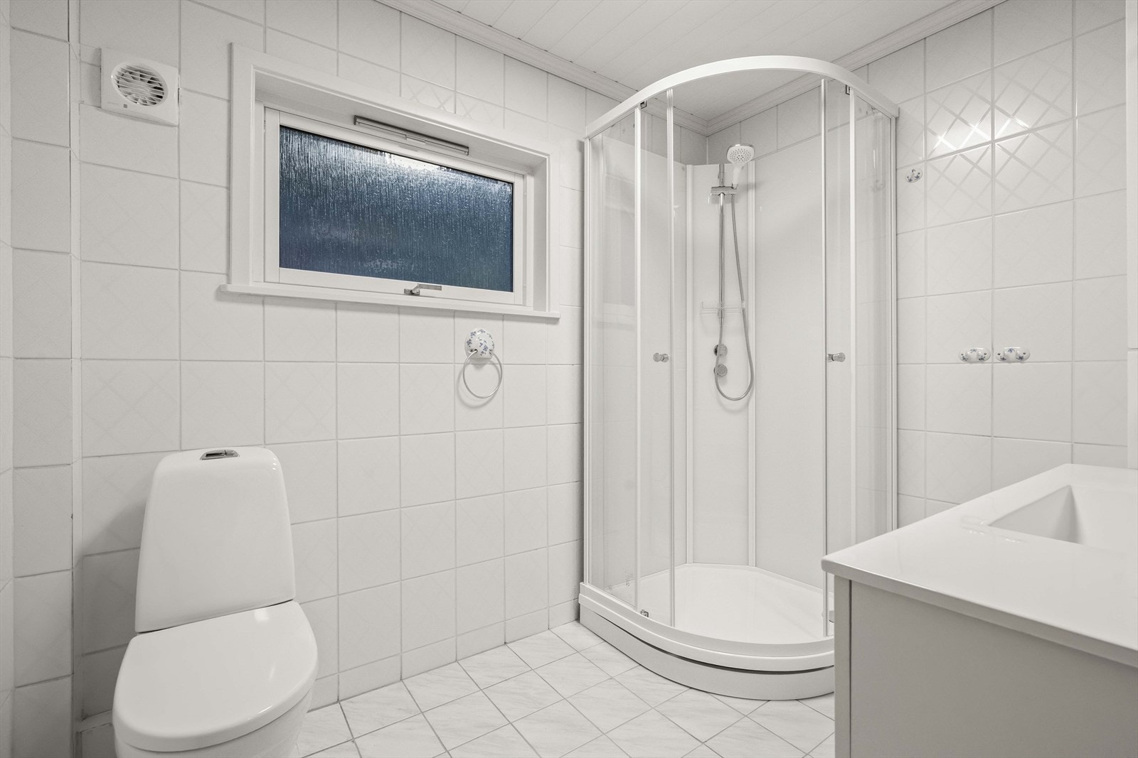 Flislagt bad på hovudplan med varmekablar i golv Galleribilde