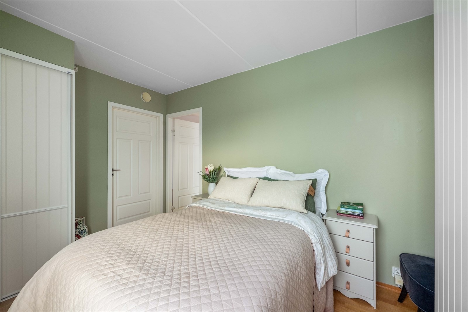 Praktiske skyvedørsgarderober gir rikelig med oppbevaringsplass. Galleribilde