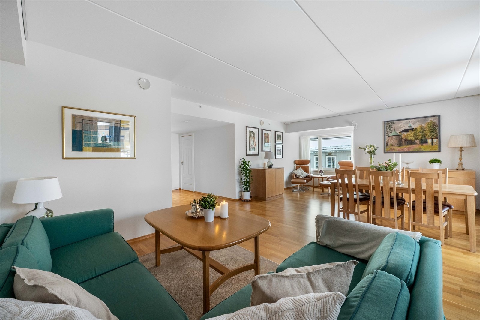 Naturlige soner for spisestue, TV-krok og salong - her er det rom for både hverdag og fest. Galleribilde