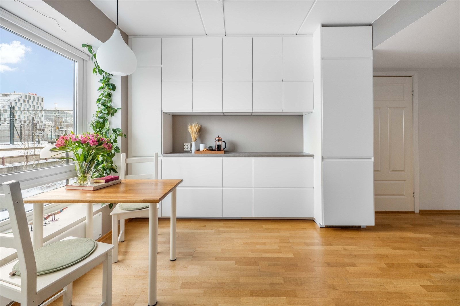 Integrerte hvitevarer og glatte fronter gir et helhetlig og moderne uttrykk. Galleribilde