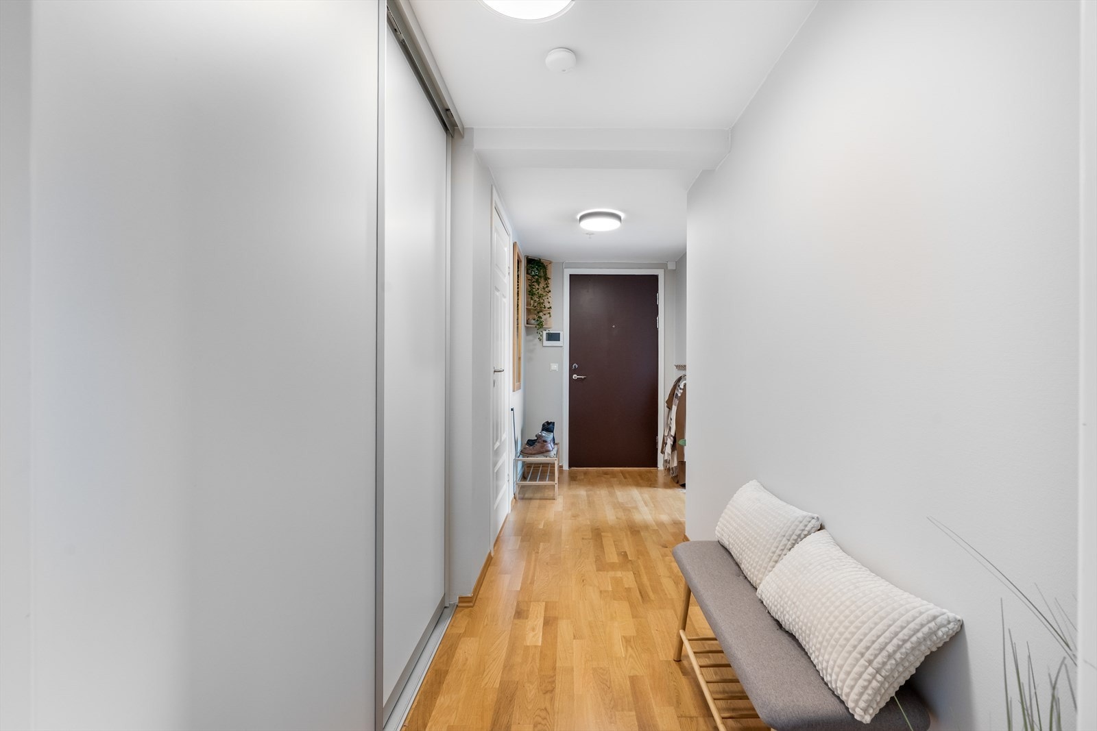 Stor skyvedørsgarderobe gir rikelig med oppbevaringsplass. Galleribilde