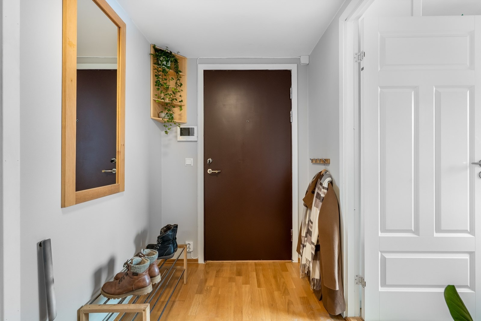 Velkommen inn - romslig entré med naturlige soner for av- og påkledning. Galleribilde