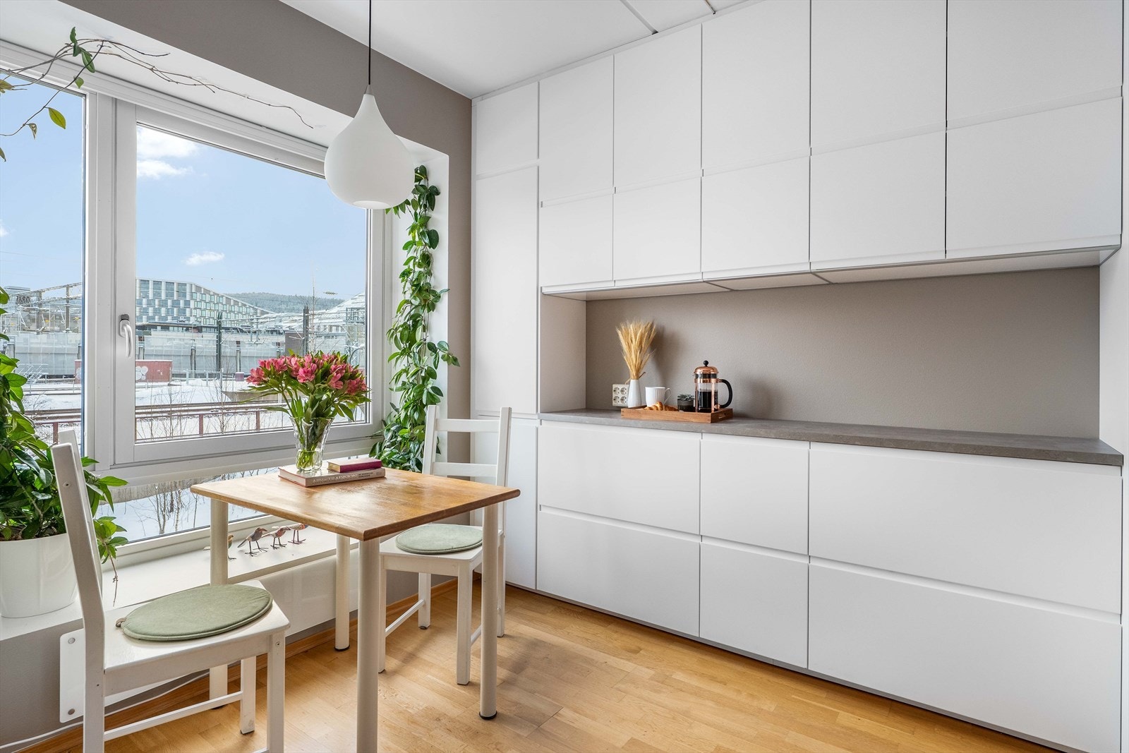 Lyst og trivelig kjøkken som også byr på plass til frokostbord. Galleribilde