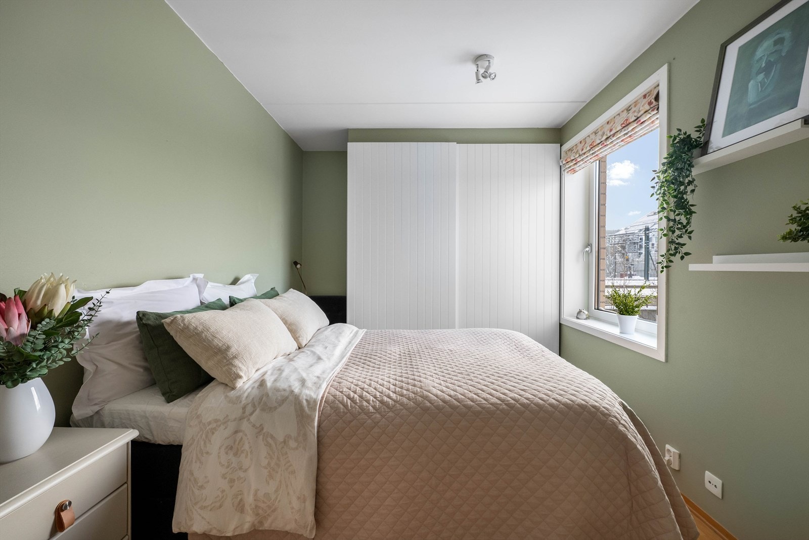 Romslig hovedsoverom med harmonisk atmosfære og god plass til møblering. Galleribilde