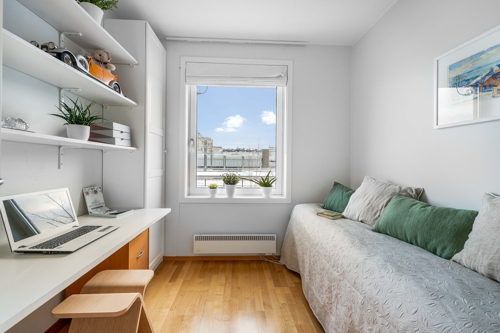 Lyst og innbydende soverom - perfekt som barnerom, gjesterom eller kontor. Galleribilde