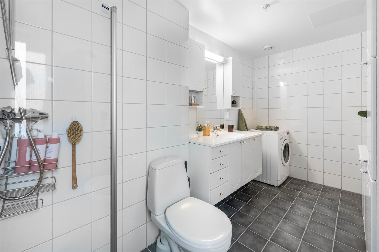 Elektriske varmekabler i gulvet og opplegg for vaskemaskin gir komfort og praktiske løsninger. Galleribilde