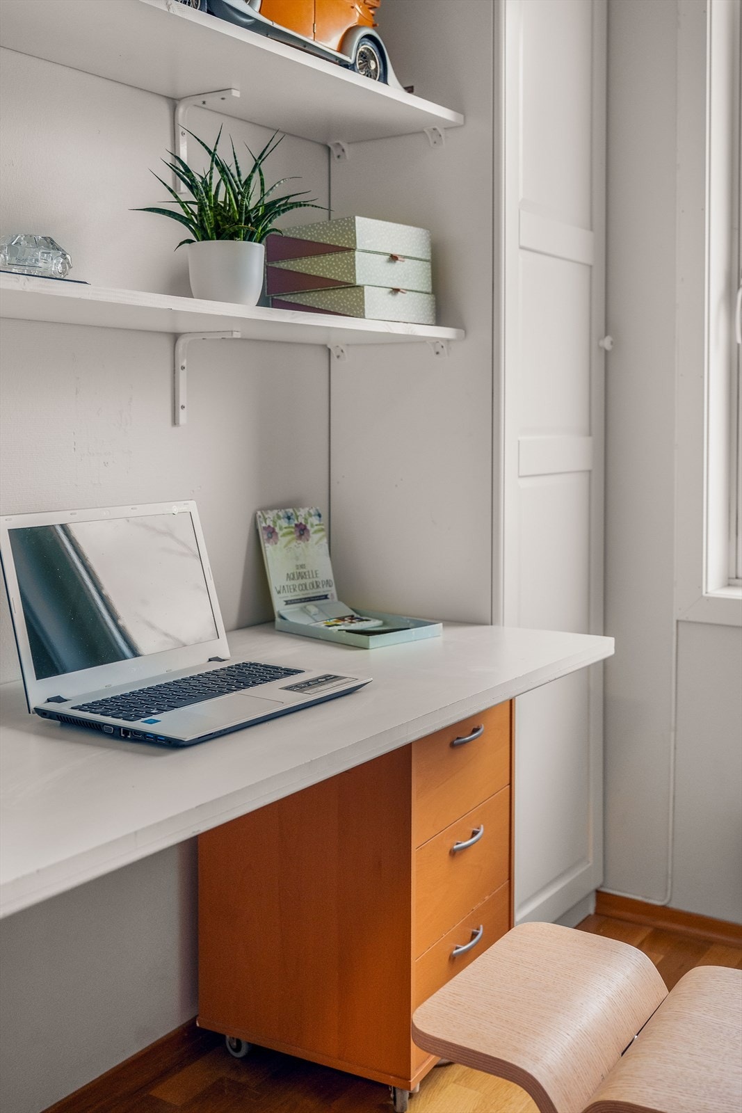 Innredet med garderobe for en funksjonell løsning Galleribilde