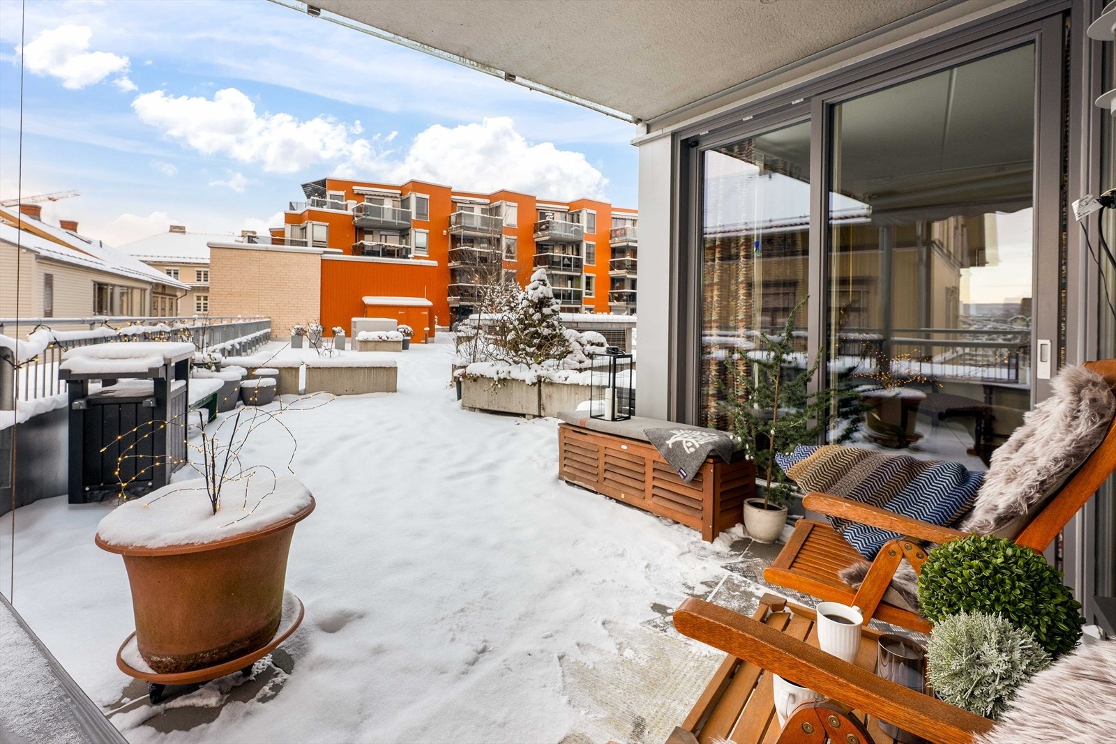 Stor terrasse med gode solforhold - et fristed midt i byen. Galleribilde