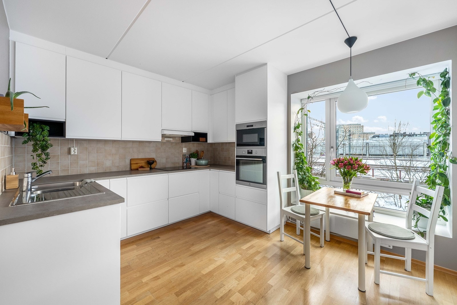 Lyst og delikat kjøkken pusset opp i 2019 - en kombinasjon av stil og funksjonalitet. Galleribilde