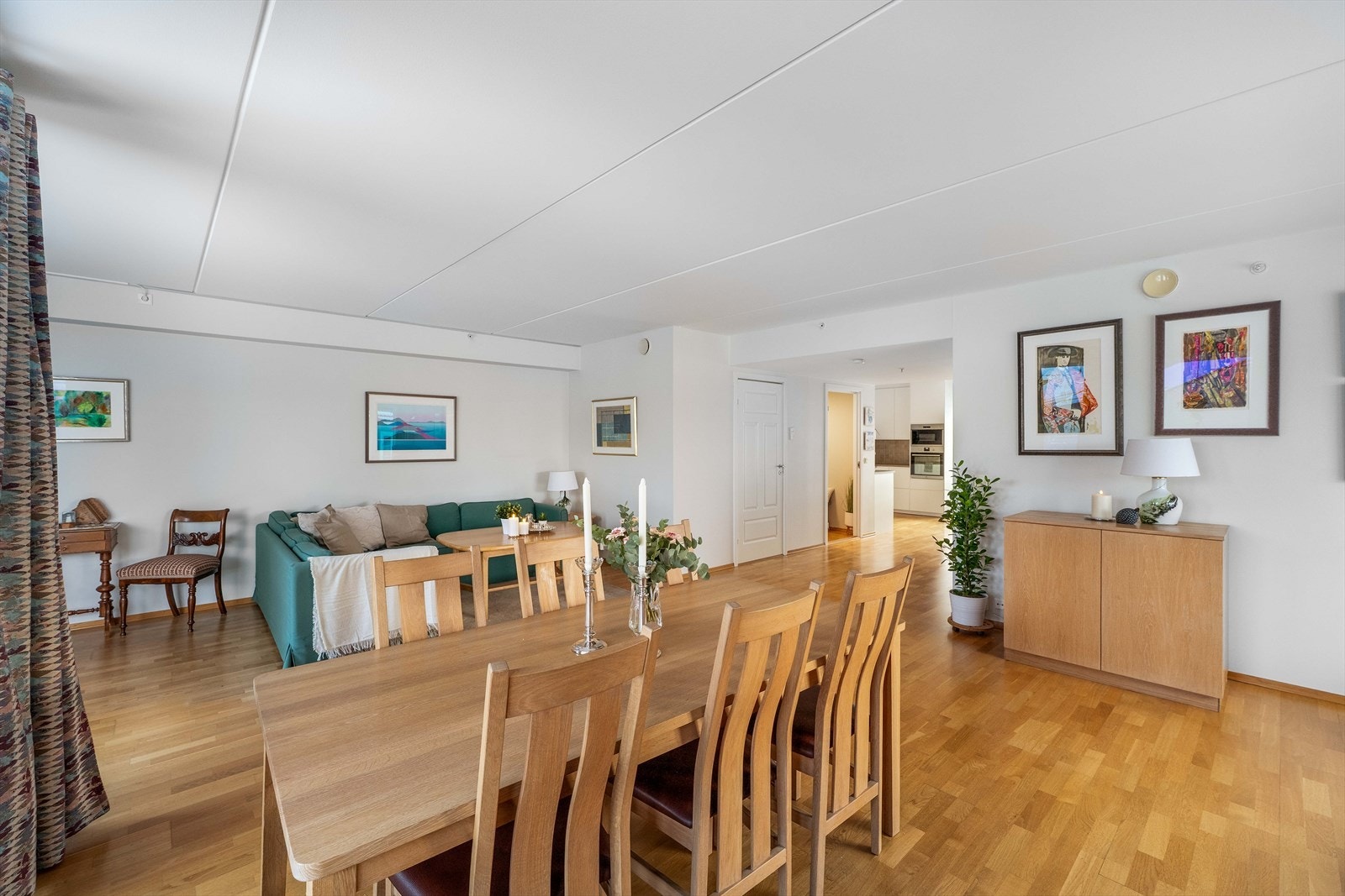 En stue som kombinerer luft, lys og utsikt - perfekt for et moderne liv. Galleribilde