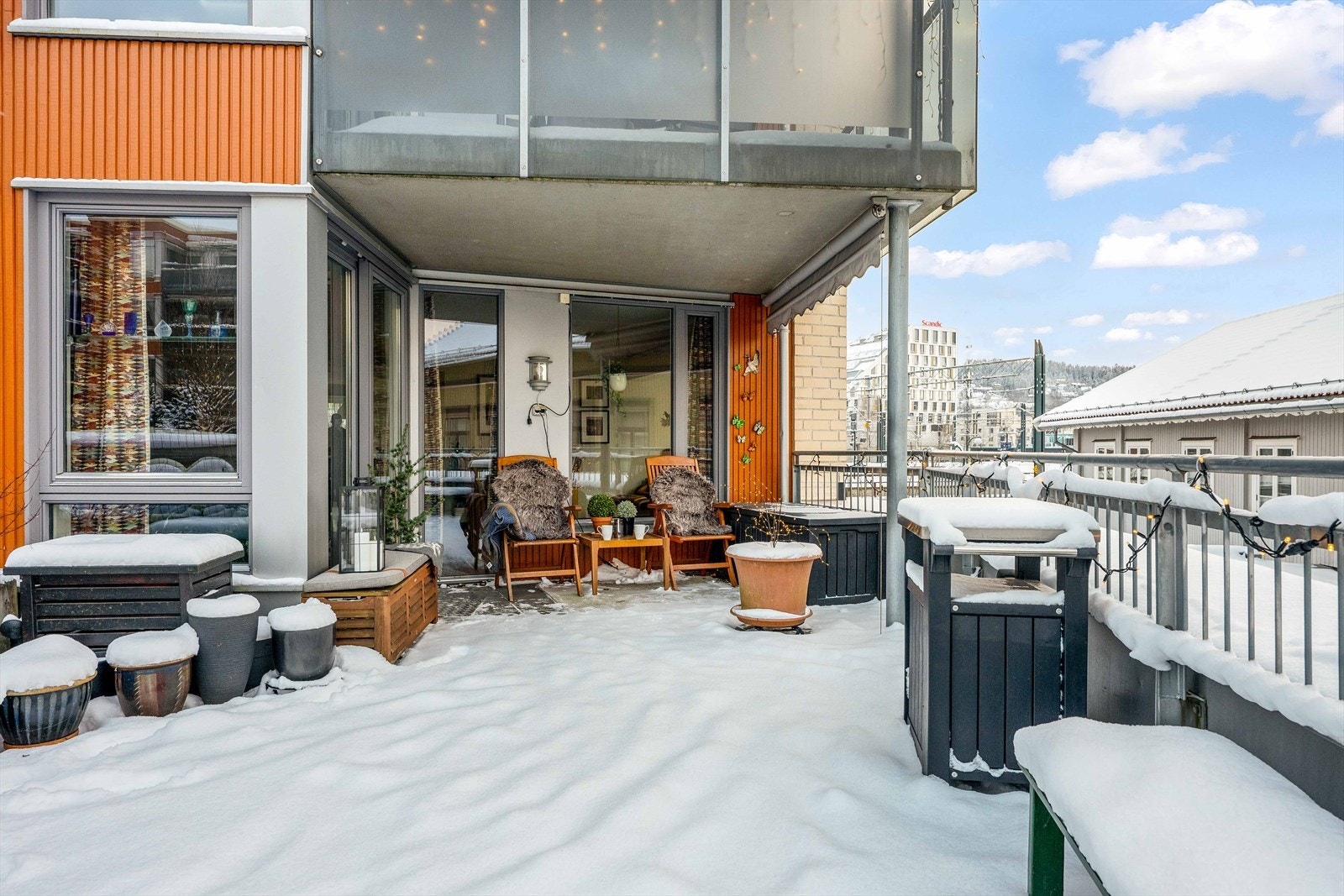 Bo på toppen av Lillestrøm - med stor terrasse, utsikt over byen og alt du trenger rett utenfor døren. Velkommen til en hyggelig visning! Galleribilde