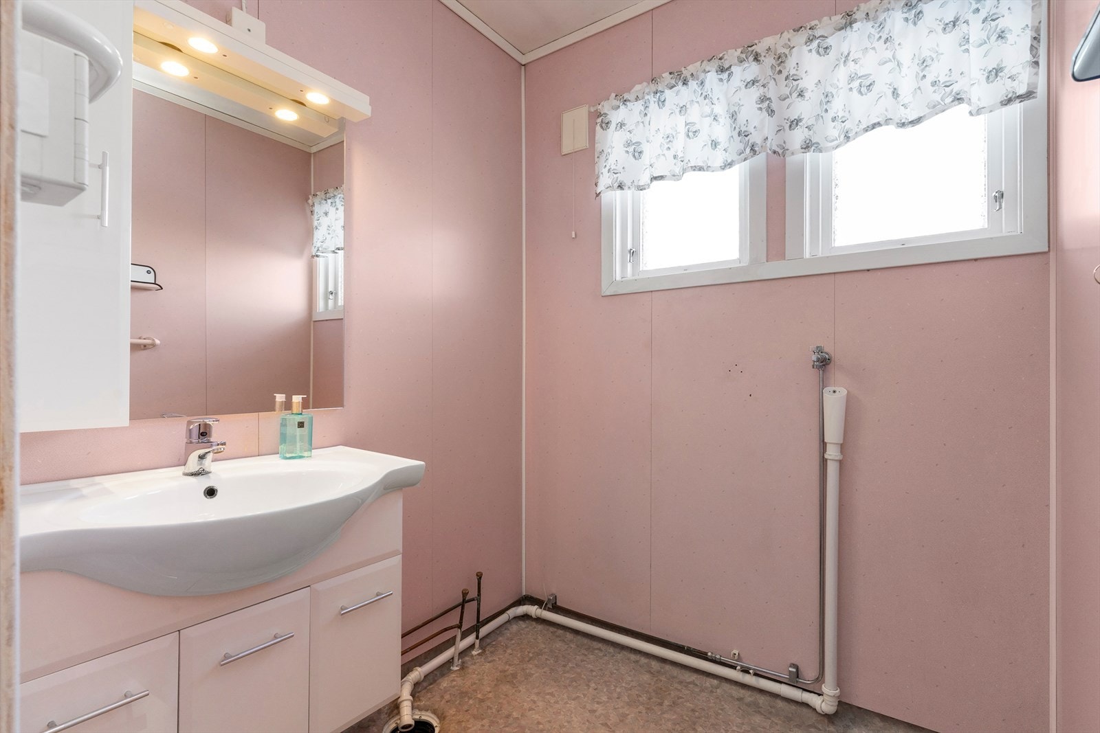 Eldre bad med behov for renovering. Galleribilde