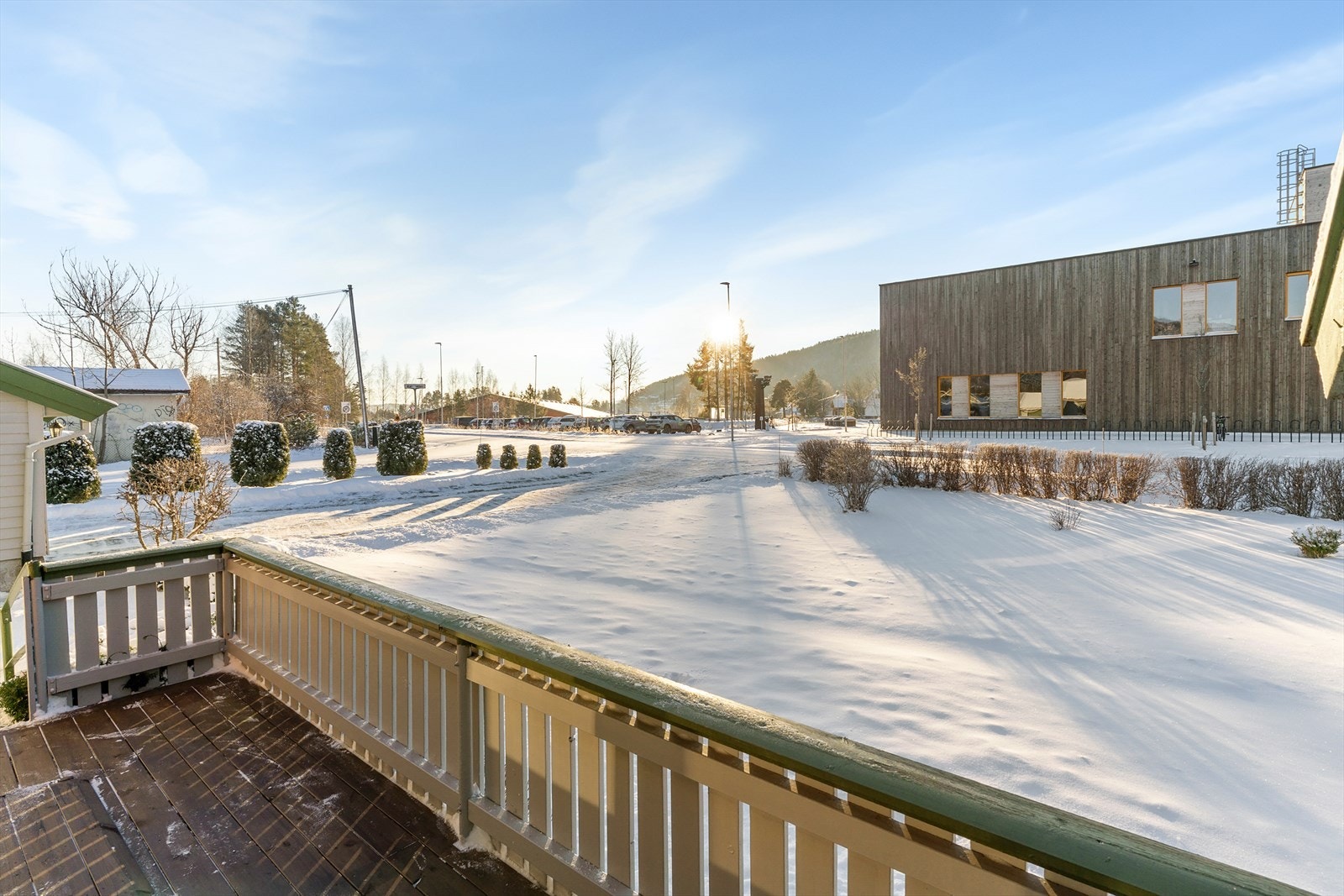 Tatt fra terrassen. Trapp fra terrasse og ned til hage. Galleribilde