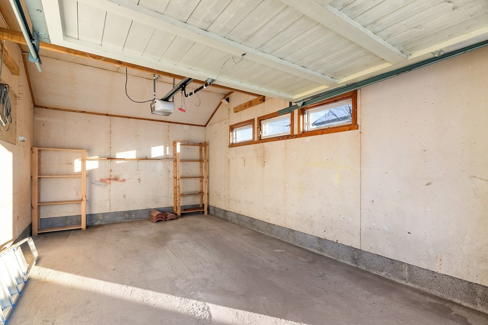 Garasje med plass til én bil. Galleribilde
