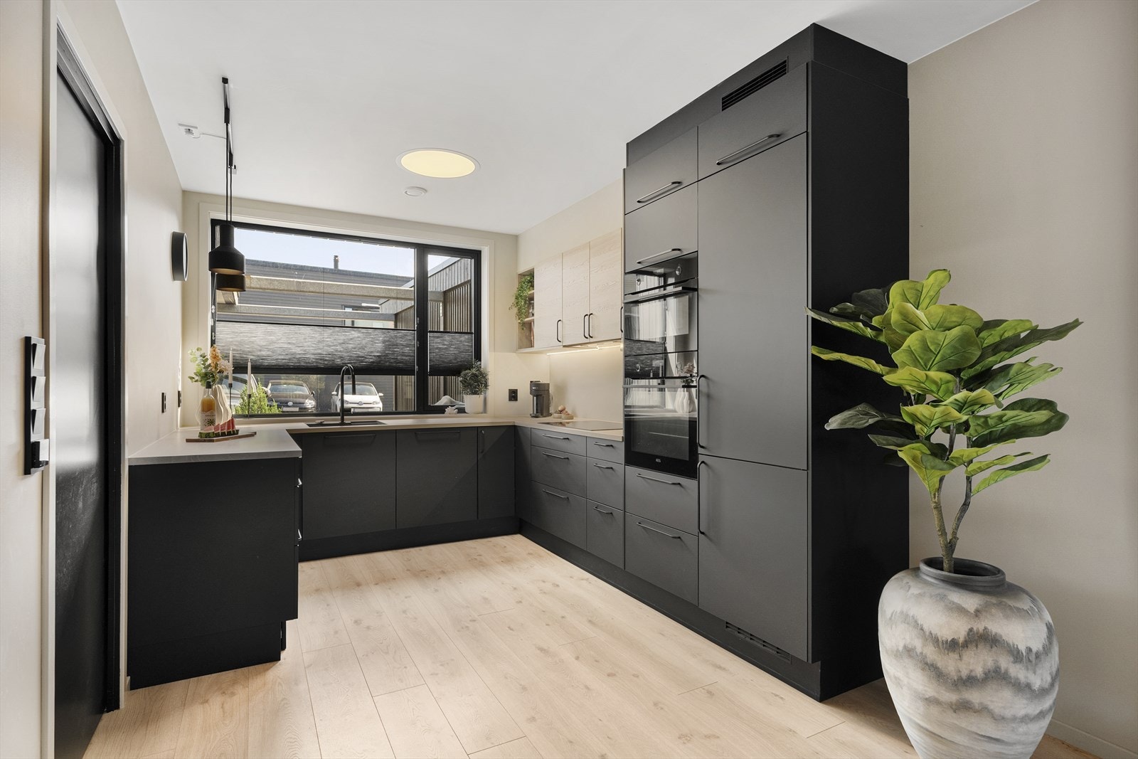 Kjøkkenet er en del av stuen, med mye oppbevaring og alle hvitevarer integrert. Galleribilde