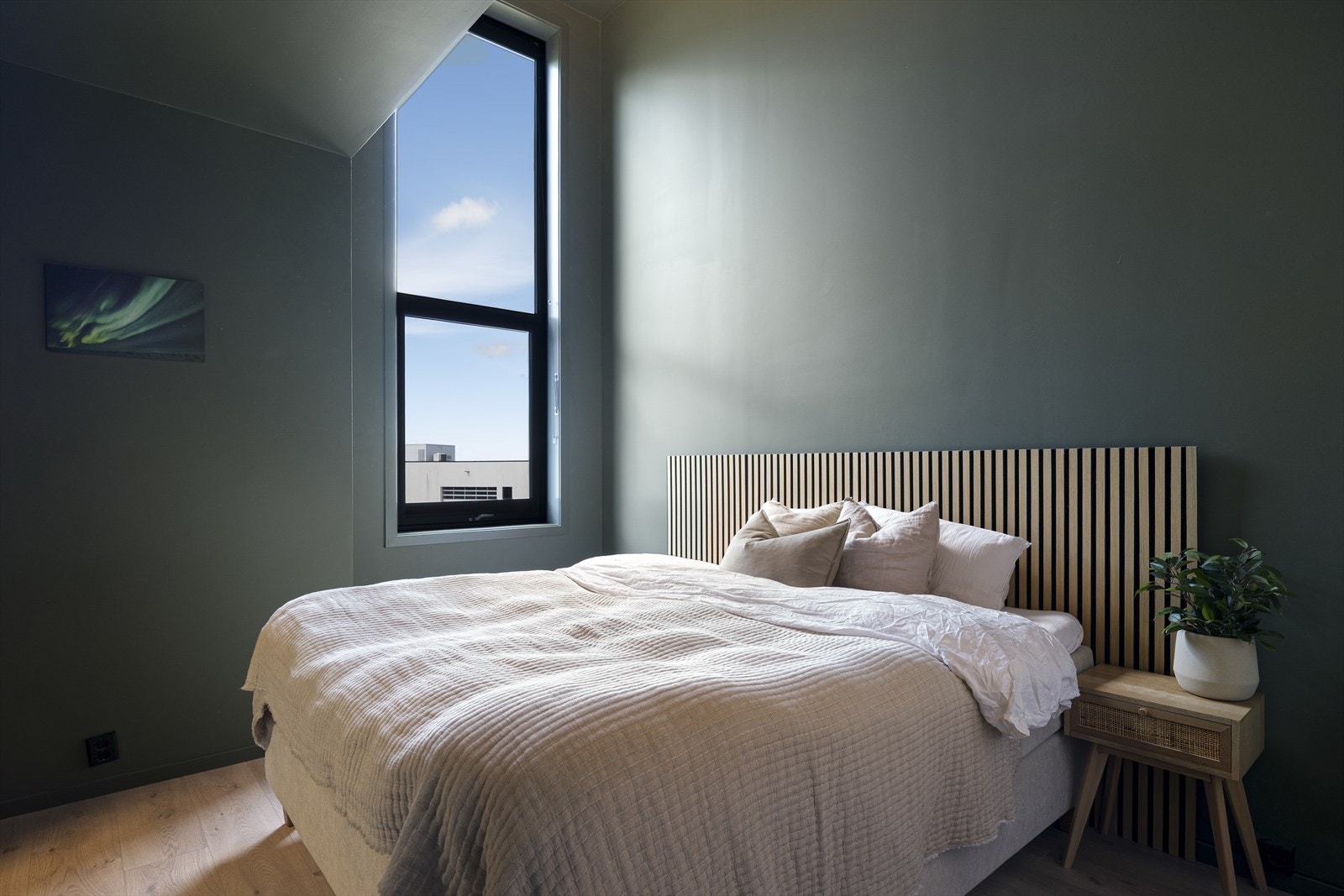 Tre stilfulle soverom er samlet i 2. etasje, hvorav hovedsoverommet er av ekstra god størrelse Galleribilde