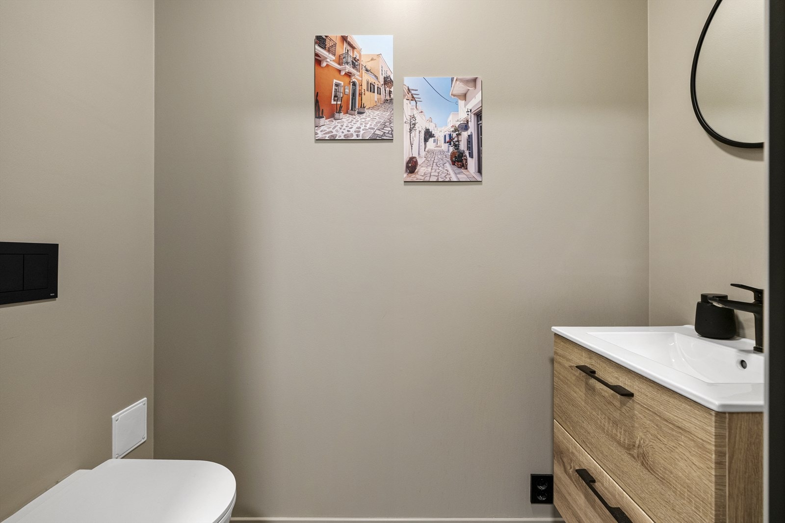 Tilknyttet entreen har boligen et praktisk gjestetoalett. Galleribilde