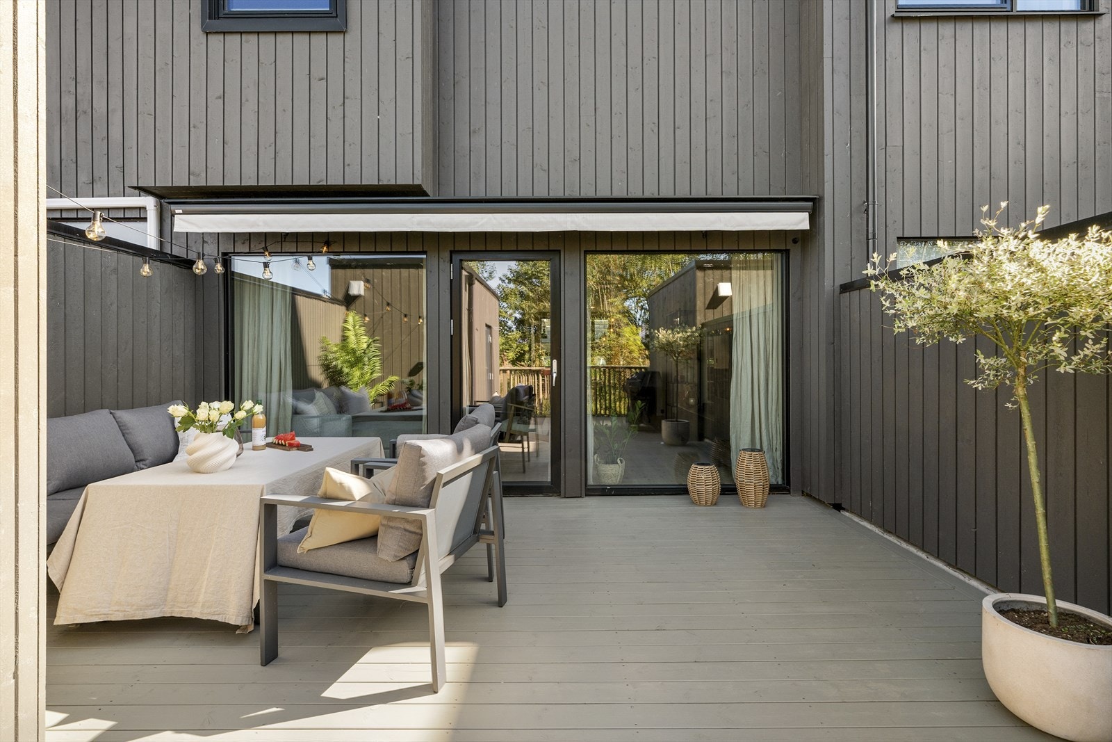 Utenfor stuen nytes varme dager på en romslig og skjermet terrasse uten direkte innsyn. Galleribilde