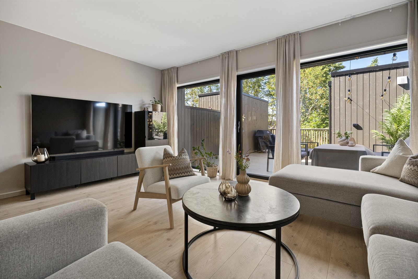 Stuen har laminat gulv som står godt til veggflater malt i beige. Galleribilde