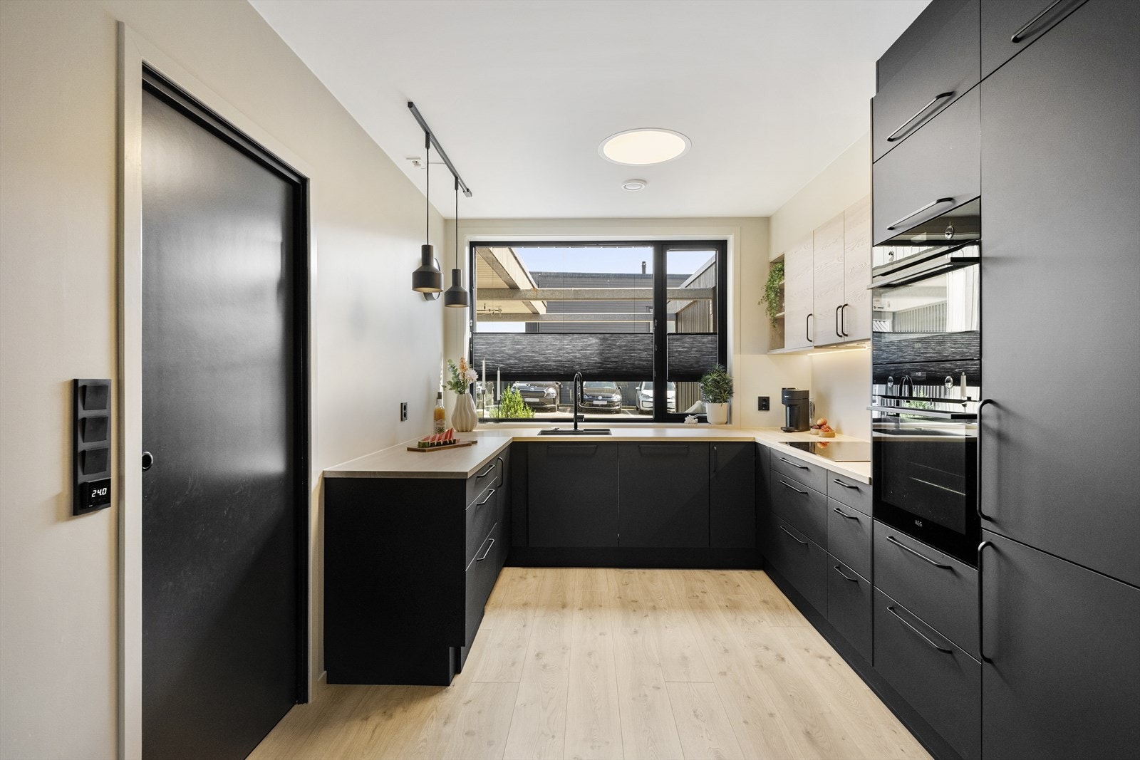 Et stort vindu bidrar med mye naturlig lys til matlagingen, og for et luftigere uttrykk er overskap droppet til fordel for åpne flater på den ene veggen. Galleribilde