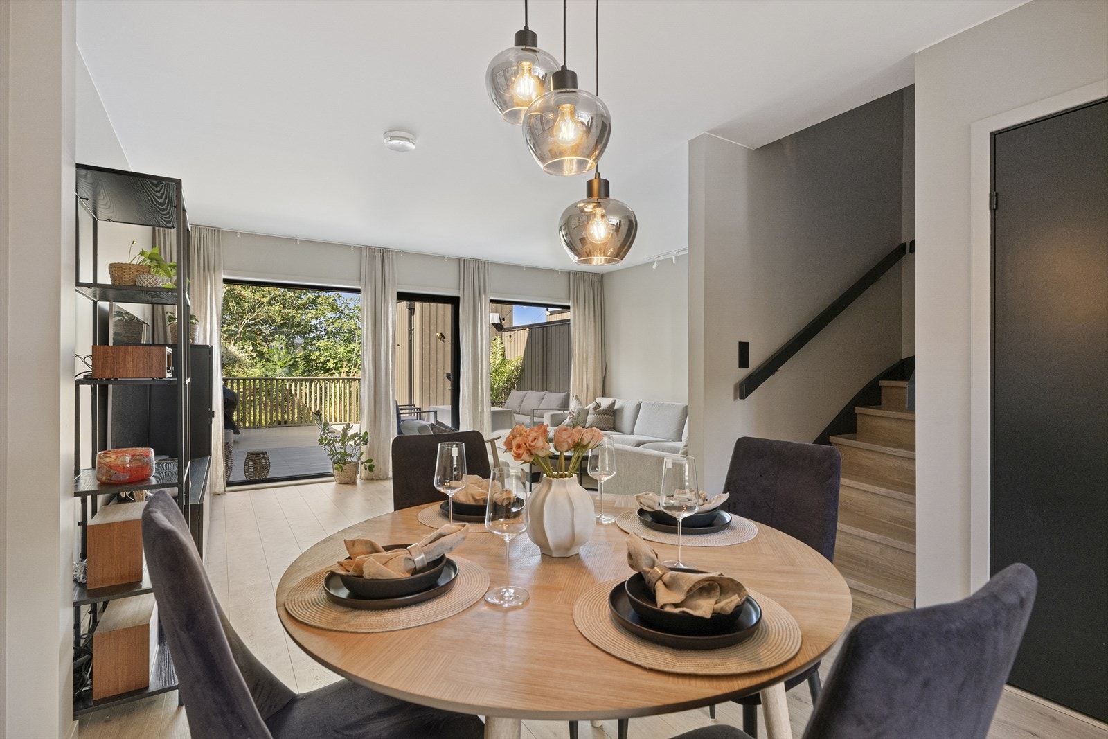 Stuen er naturlig inndelt i ulike soner, og det passer utmerket å innrede med spisebord nærmest kjøkkenet. Galleribilde